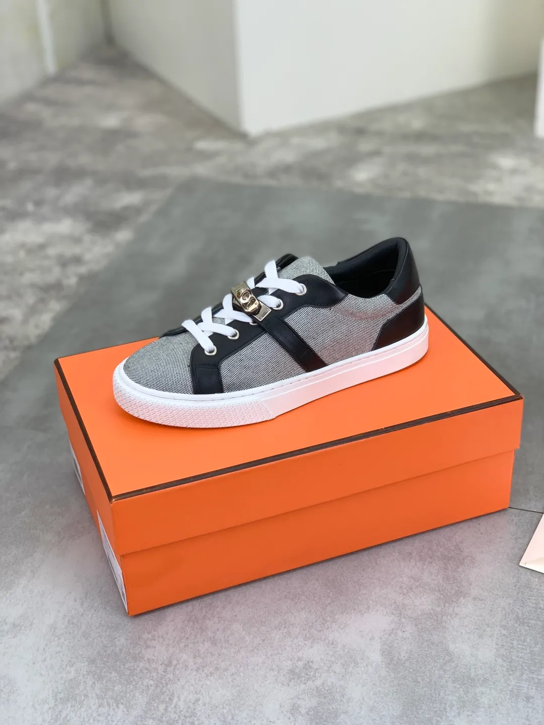 Men's men's shoes 💰P640 New Hermes top version Hermès classic couple style #𝐊𝐞𝐥𝐥𝐲 buckle casual white shoes skateboard shoes that will not conflict with shoes at all. Full of unknowns, Hermès rarely produces flat casual shoes and they are paired with classic palladium-plated Kelly shoe buckles! You'll fall in love with it at first sight. It's super versatile and can be worn with any skirt or pants. 🉑️Close your eyes and wear it. It's super noble. Fabric: Specific cowhide/canvas material. Lining: Sheepskin lining. Outsole: Original molded TPU outsole. Size: 35-45.